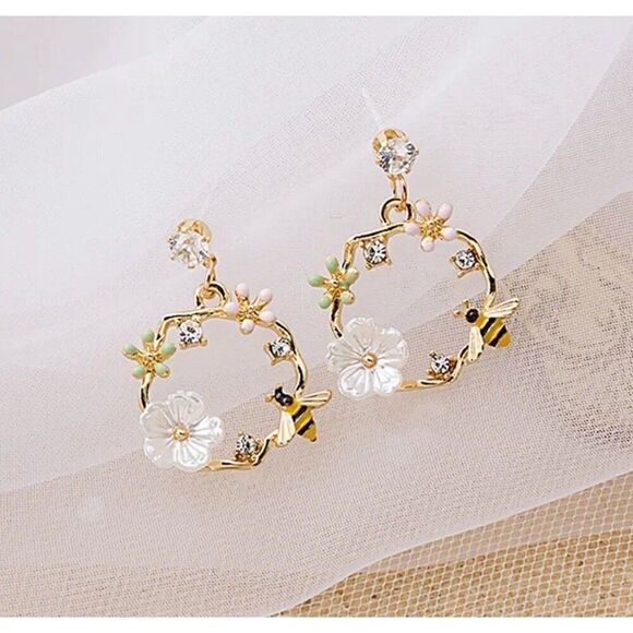 Cute Kawaii Coquette Cottagecore Flower Bee Hollow Gold Wreath Earrings - Picture 1 of 3